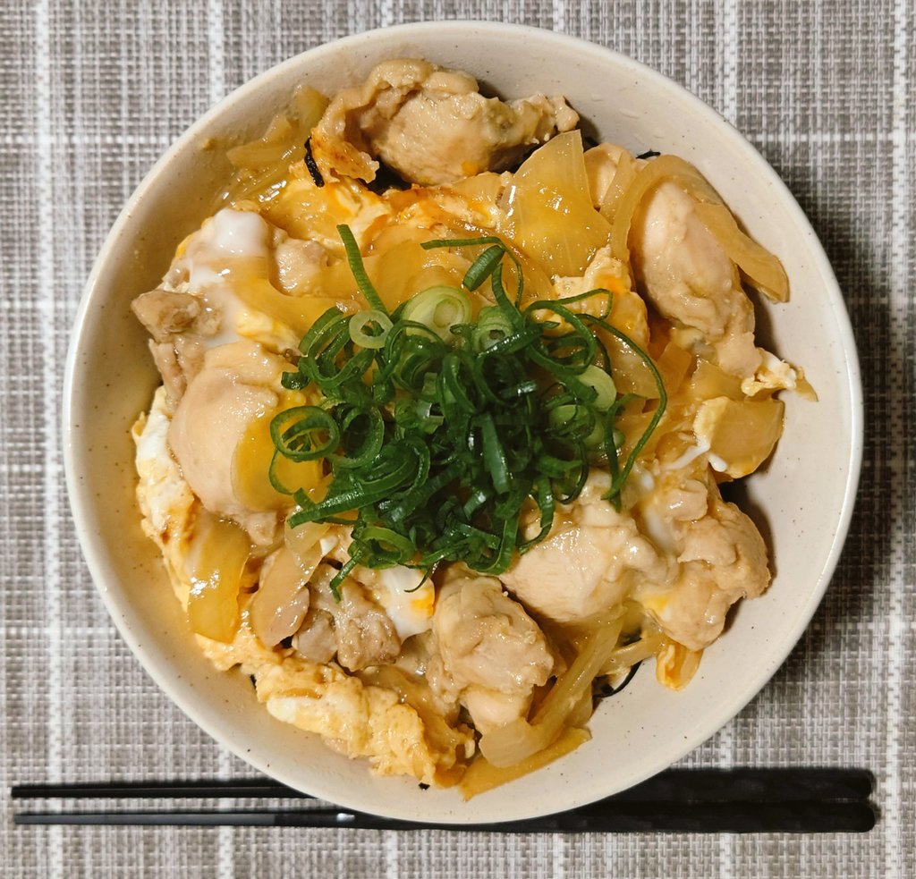 本日の #ドワーフ飯 は親子丼🐔

みんな親子丼の鶏肉はもも派？むね派？🤔
今日はスーパーで安かった手羽こま肉で作ってみたよ〜
いただきます！！🙏🏻