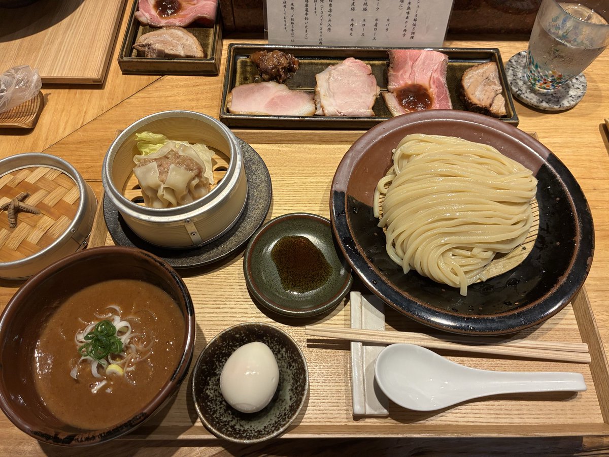 shoichi1009's tweet photo. 松戸　中華蕎麦 とみ田

かなり久しぶりに本店へ訪問。平日早朝7時頃（雨）到着すると既に2人並んでいた。つけ麺単体では多店舗との違いはあまり感じなかったが強いて言うなら醤油ととろみが若干強いか？焼豚、ｽｰﾌﾟ割は見事。特にｽｰﾌﾟ割は柚子と海苔が入る事でここまで奥深くなるとはたまげた https://t.co/B38VCcgzq7