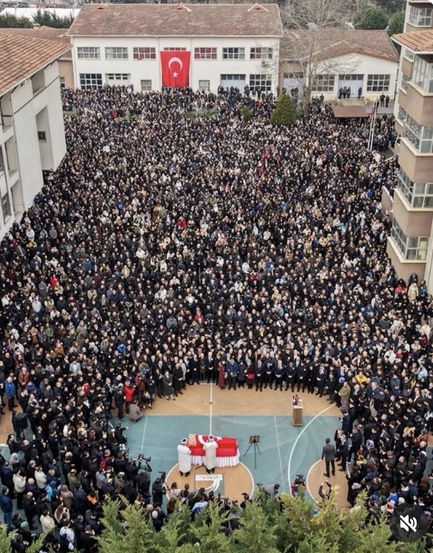 Leyla80276431's tweet photo. Arabası okulun önünde kalmış ,içinde de çocugunun montu 😭 kesin "sıcak anne ya" demiştir oğlu ,o da kaygılanmıştır akşama soğuk olur diye,gözü açık gitti 
#fatmanurcelik
#OkullardaŞiddetİstemiyoruz https://t.co/MTHv2oVTCr