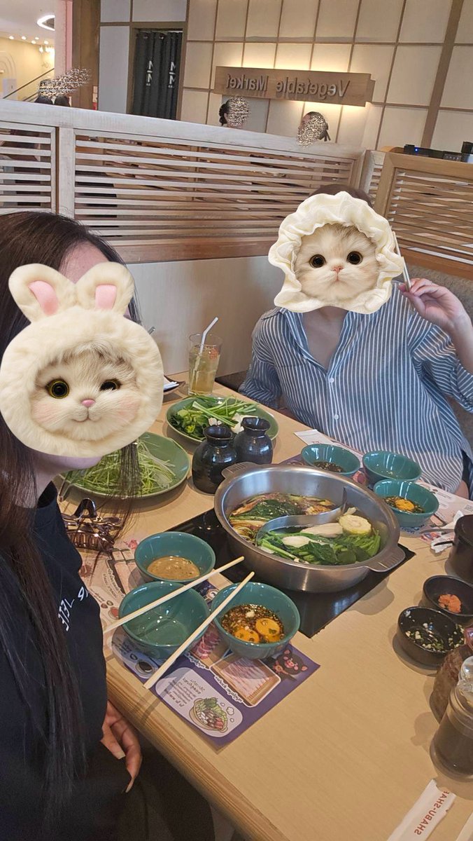 รอคิว MOMO เกือบชั่วโมง ละเพื่อนเพิ่งสั่งโยโกรุโตะเสร็จ โมโม่โทรตามทันที จังหวะนรกมาก เลยฝากร้านปช่เย็นไว้ก่อน