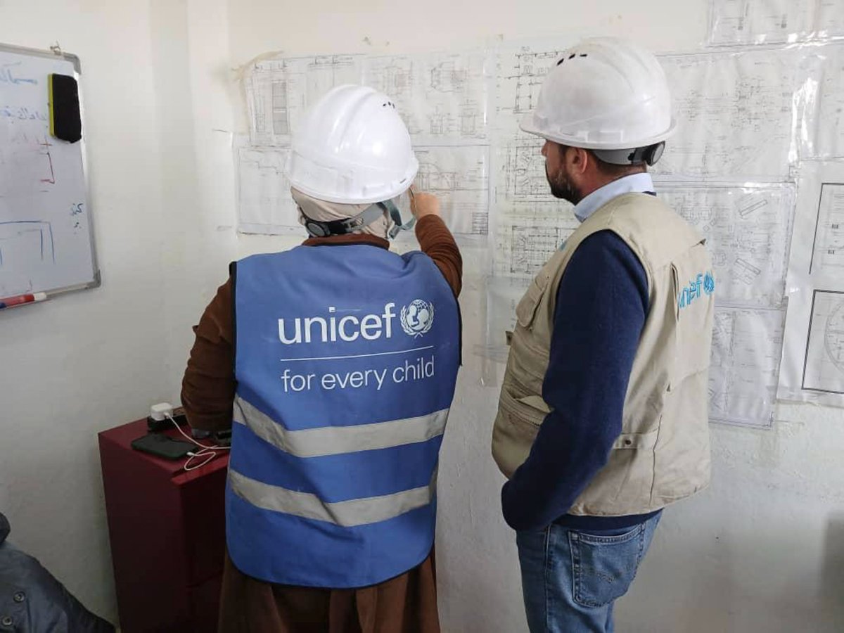 UNICEFinSyria's tweet photo. #UNICEF, funded by 🇩🇪 #Germany (@BMZ_Bund) through #KfW Development Bank, and in partnership with the #Ministry_of_Energy, is working to fully restore the operation of the Euphrates Water Treatment Plant in #Deir-ez-Zor.

Through a comprehensive, multi-phase rehabilitation covering civil, electromechanical, and control systems, this intervention aims to ensure sustainable access to safe and adequate drinking water for approximately 400,000 people across Deir-ez-Zor. The current phase is supported by a budget of around USD 2.5 million, while UNICEF and partners are preparing a subsequent phase—valued at approximately USD 1 million—to complete the remaining works in the coming months.

UNICEF sincerely thanks the Government of Germany and all partners for their continued commitment to restoring essential services and improving the lives of #children and families in #Syria.

#GermanyWithSyrians 
#ForEveryChild, #Water

@RelanoMeritxell 
@UNICEFmena 
@UNinSyria 
@KfW_FZ_int 
@SyrMOfE