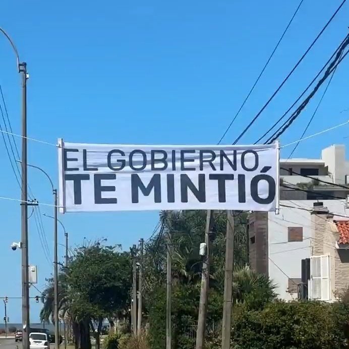 Me encanta leerlos pataleando de rabia ante los carteles que inundan la ciudad. 

Les duele porque saben que es verdad. 
Les duele porque están tomando de su propia medicina. 
Les duele porque ya no nos callamos. 

#ElGobiernoTeMintió