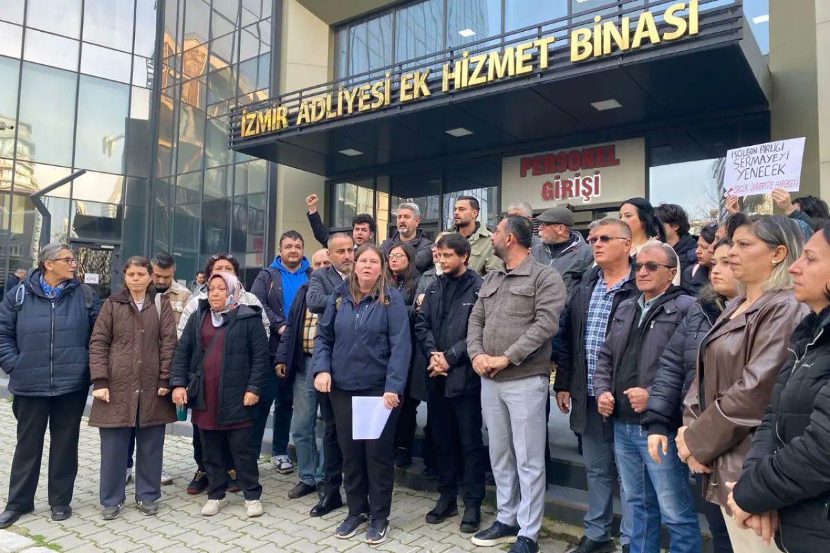 petrolis_merkez's tweet photo. TEMEL CONTA’DA GREV KIRICILIĞI MAHKEME KARARIYLA TESCİLLENDİ

Temel Conta Fabrikası’nda 10 Aralık 2024 tarihinde başlayan grevimiz bugün 449. gününde. Bir örgütlenme grevi olarak sürdürülen bu mücadele, Türkiye’de grev hakkının fiilen nasıl etkisizleştirildiğini bir kez daha gözler önüne sermektedir.
Grevin ilk gününden itibaren sistematik biçimde sürdürülen grev kırıcı uygulamalar, işveren tarafından adeta bir işletme politikası haline getirilmiştir. Grev süreci boyunca sendikamızın girişimleri ile Çalışma ve Sosyal Güvenlik Bakanlığı Müfettişlerince Temel Conta işvereninin grev kırıcılığı yaptığı 2 adet müfettiş raporunca tespit edilmiş olmasına rağmen sadece idari para cezası uygulanmıştır. Grev kırıcılığına ilişkin etkili bir yaptırım mekanizmasının bulunmamasından güç alan işveren grev kırıcılığına devam etmiştir. Çünkü yargı süreci, idari para cezaları işveren açısından bir yaptırım değil, üretimin devamlılığı karşısında katlanılabilir bir maliyet olarak görülmektedir.
Sendikamız tarafından Temel Conta işverenin grev kırıcılığına ilişkin açılan davanın 5’inci duruşması 3 Mart 2026 tarihinde (bugün) görüldü. İzmir 4. İş Mahkemesi, yapılan yargılama sonucunda ise işverenin grev kırıcılığı yaptığına hükmetti.
Kararın ardından adliye önünde bir basın açıklaması gerçekleştirildi. Temel Conta işyeri temsilcimiz Sinem Kaya’nın okuduğu açıklamada, mahkemenin grev kırıcılığını tespit etmiş olmasının önemli olduğu; ancak grev kırıcılığına ilişkin etkili bir yaptırım mekanizmasının bulunmaması nedeniyle grev hakkının kağıt üzerinde kaldığı vurgulandı. Ayrıca grev kırıcı uygulamalarını sistematik bir işletme politikası haline getiren işverenlere karşı tek çözümün, işçi sınıfının örgütlü gücünü büyütmek olduğunun altı çizildi.