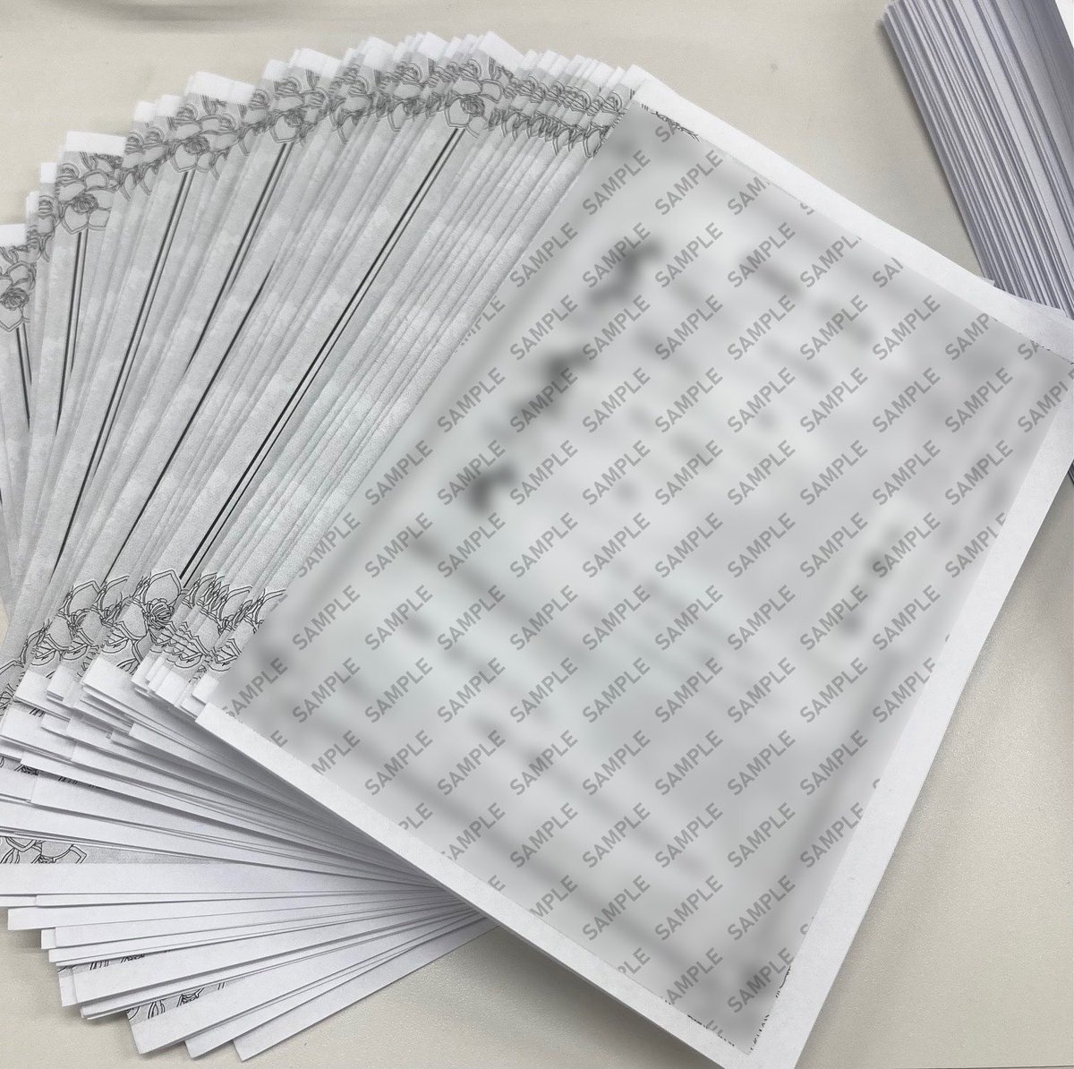 〔特典 制作の様子〕
特典ペーパー、あと少しで折り終わります🤓‼︎ 本が責了してから制作に取りかかるため、ギリギリになってしまいましたが…一枚一枚、ぴしっと心を込めて折りました‼︎いつもご案内が遅くなってしまい、大変申し訳ございません🙇