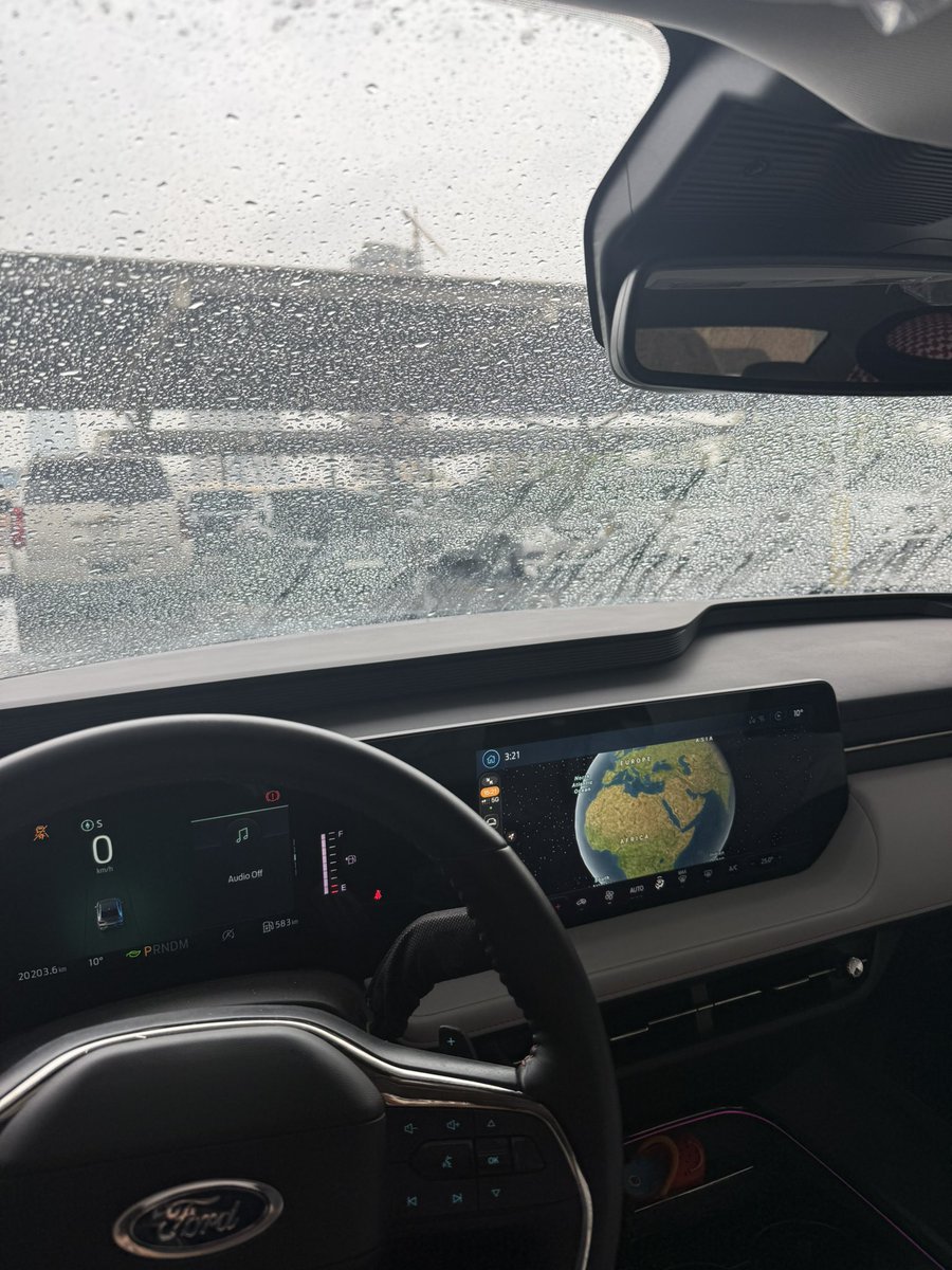 _L9L6's tweet photo. مستحيل احد يقنعني بمدينة اجمل من #الرياض وقت المطر  😍🌧️ https://t.co/PAhVnoKJGY