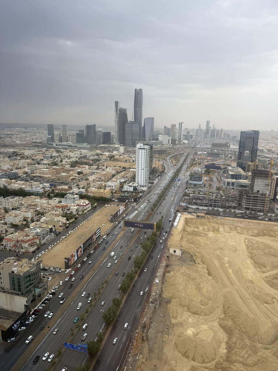 _L9L6's tweet photo. مستحيل احد يقنعني بمدينة اجمل من #الرياض وقت المطر  😍🌧️ https://t.co/PAhVnoKJGY