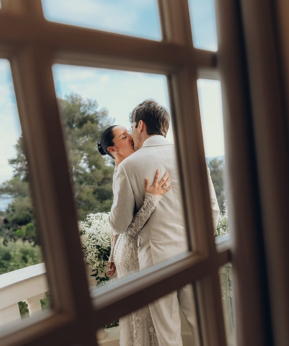 wdclebbl's tweet photo. nah man charles really said "dude, i got a great idea for a pose" and then proceeded to kiss his wife 50 times and call it a day 😹😹😹 https://t.co/sUTZWLt8cx