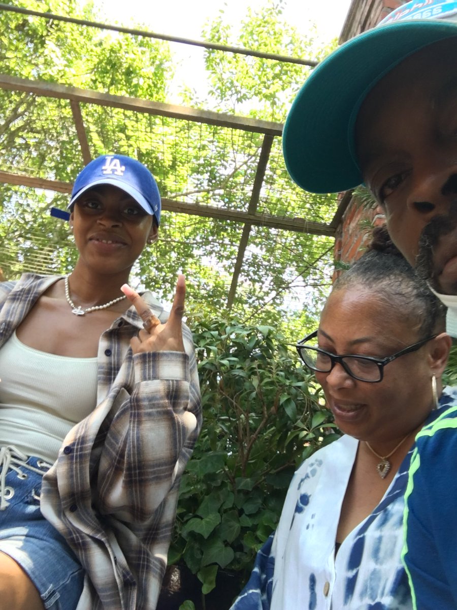 talkzamor's tweet photo. Hanging out with my peeps https://t.co/ARQ4rximAG