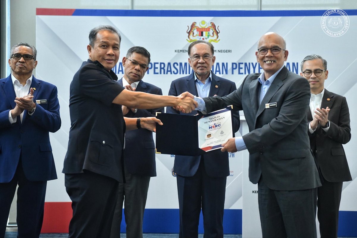 komunikasi_gov's tweet photo. Perdana Menteri, YAB Dato' Seri Anwar Ibrahim hari ini merasmikan Pusat Respons Penipuan Kebangsaan (NSRC) di Menara 2 MCMC, Cyberjaya bagi membanteras jenayah siber. 

#NSRC https://t.co/LAVNtWE4sM