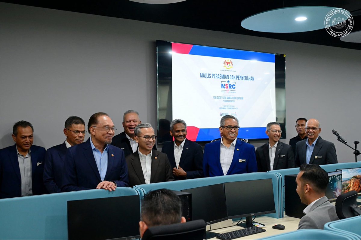 komunikasi_gov's tweet photo. Perdana Menteri, YAB Dato' Seri Anwar Ibrahim hari ini merasmikan Pusat Respons Penipuan Kebangsaan (NSRC) di Menara 2 MCMC, Cyberjaya bagi membanteras jenayah siber. 

#NSRC https://t.co/LAVNtWE4sM