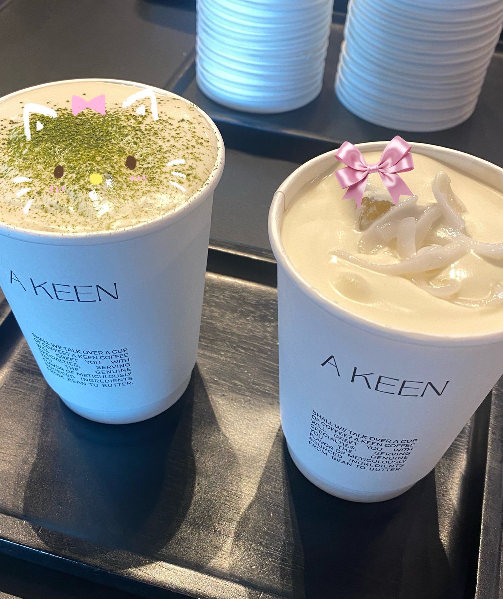 ออกจากบุฟเฟ่เดินผ่านร้าน A KEEN เห็นเมนูหน้าร้านเลยส่องๆดู  สวยดี พนง.เข้าชาร์จลูกค้าสอบถามได้นะครับ สนใจเมนูไหนครับ ละกุที่อิ่มจนจะอ้วกอยู่ละ แต่น้องอธิบายเมนูละเอียดยิบ อันนี้ราดอันนี้ ท็อปด้วยอันนี้ๆๆ โอ๊ยเลยสั่งคนละแก้ว ตอนไปรับเครื่องดื่มบอกให้ยกดื่ม 10/10 ให้น้องพนง. จ้า