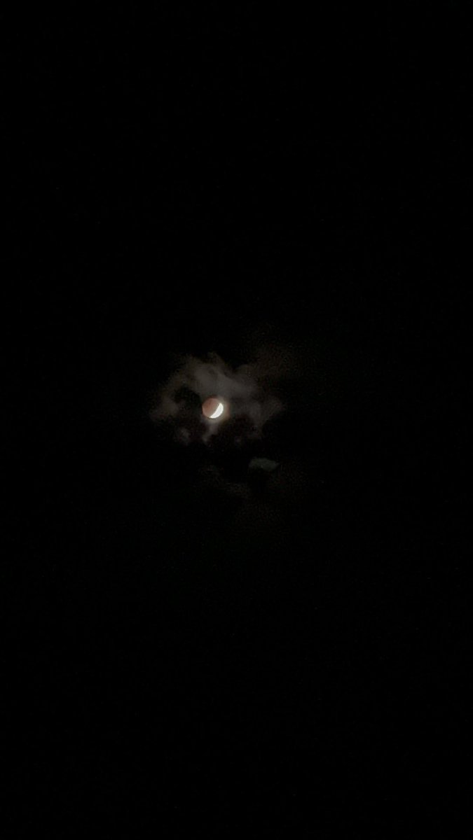 ssrhcnotme's tweet photo. Clear night sky with the red moon. Even at night I still see @fromyourskyyyy 🫣🫣🫣 https://t.co/ZYm4dHHoh2