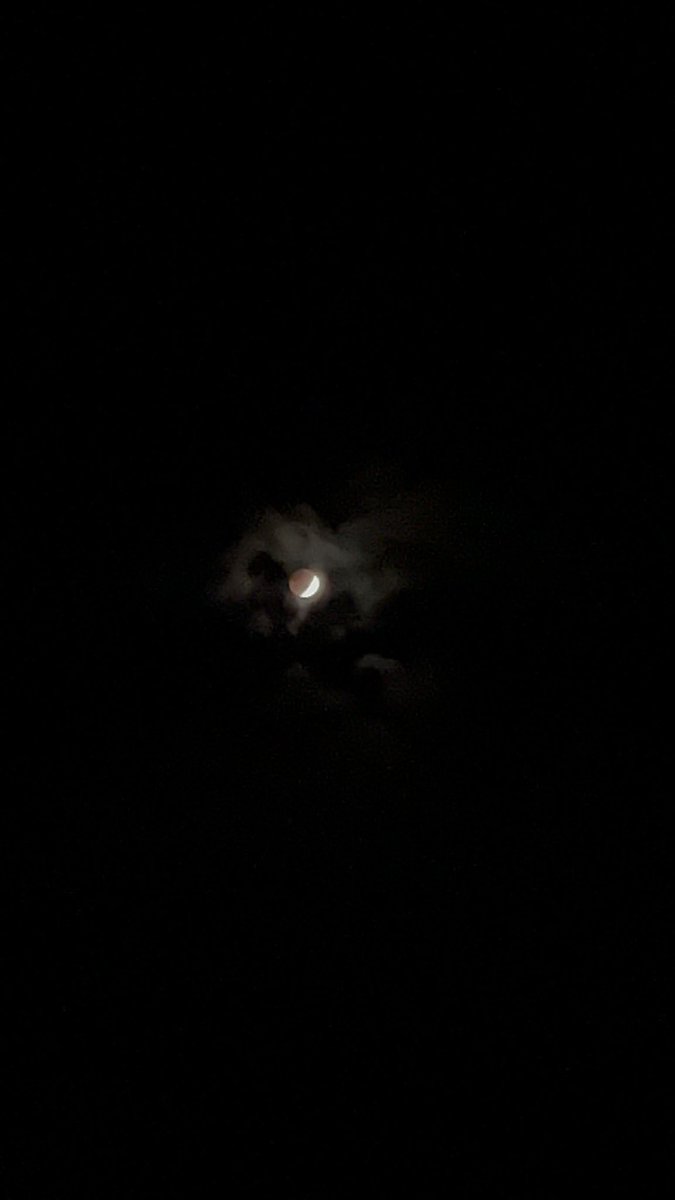 ssrhcnotme's tweet photo. Clear night sky with the red moon. Even at night I still see @fromyourskyyyy 🫣🫣🫣 https://t.co/ZYm4dHHoh2
