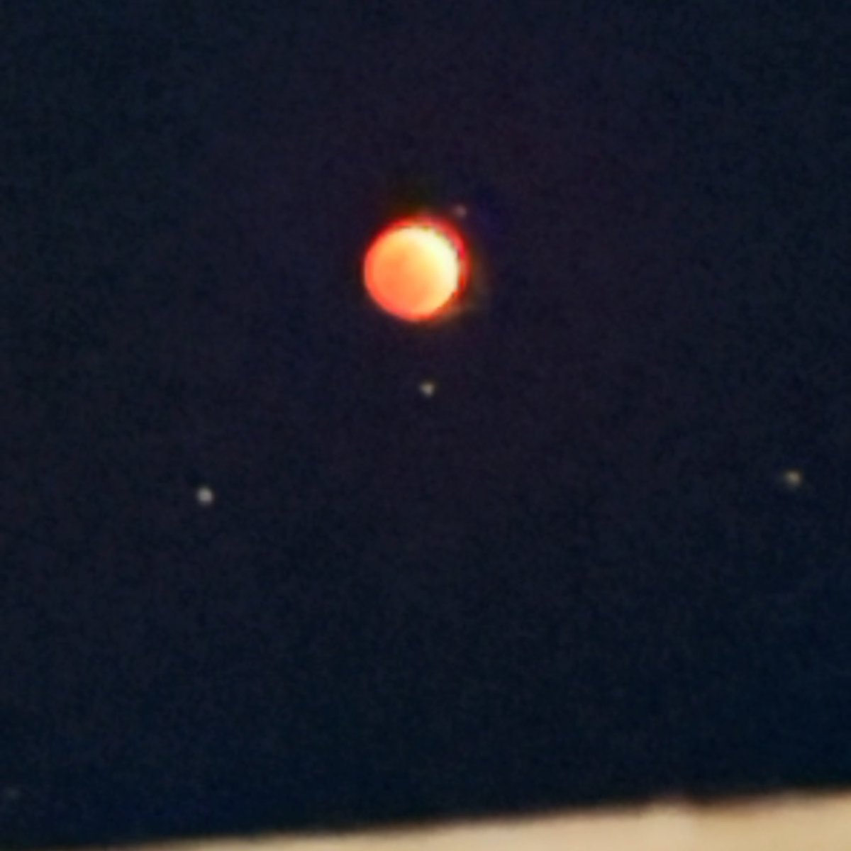 ssrhcnotme's tweet photo. Clear night sky with the red moon. Even at night I still see @fromyourskyyyy 🫣🫣🫣 https://t.co/ZYm4dHHoh2