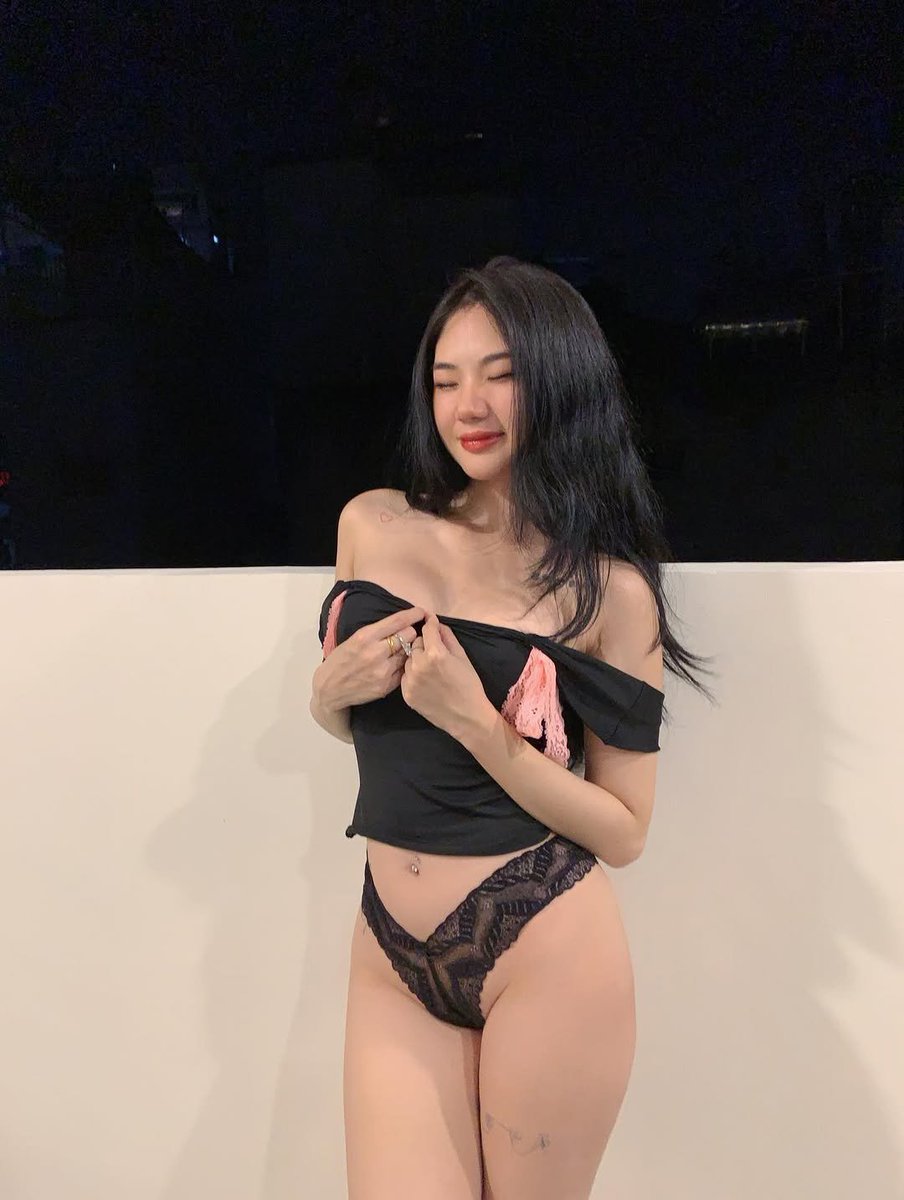 penhen_'s tweet photo. Nghe nói mặc đồ này sẽ được anh bú cho https://t.co/HJc6AA1wsi