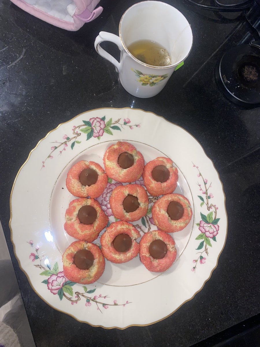 unde4demily's tweet photo. somehow did not sleep or study last night but i DID bake these at 5am 🙏🏼 https://t.co/jcozMtVSFF