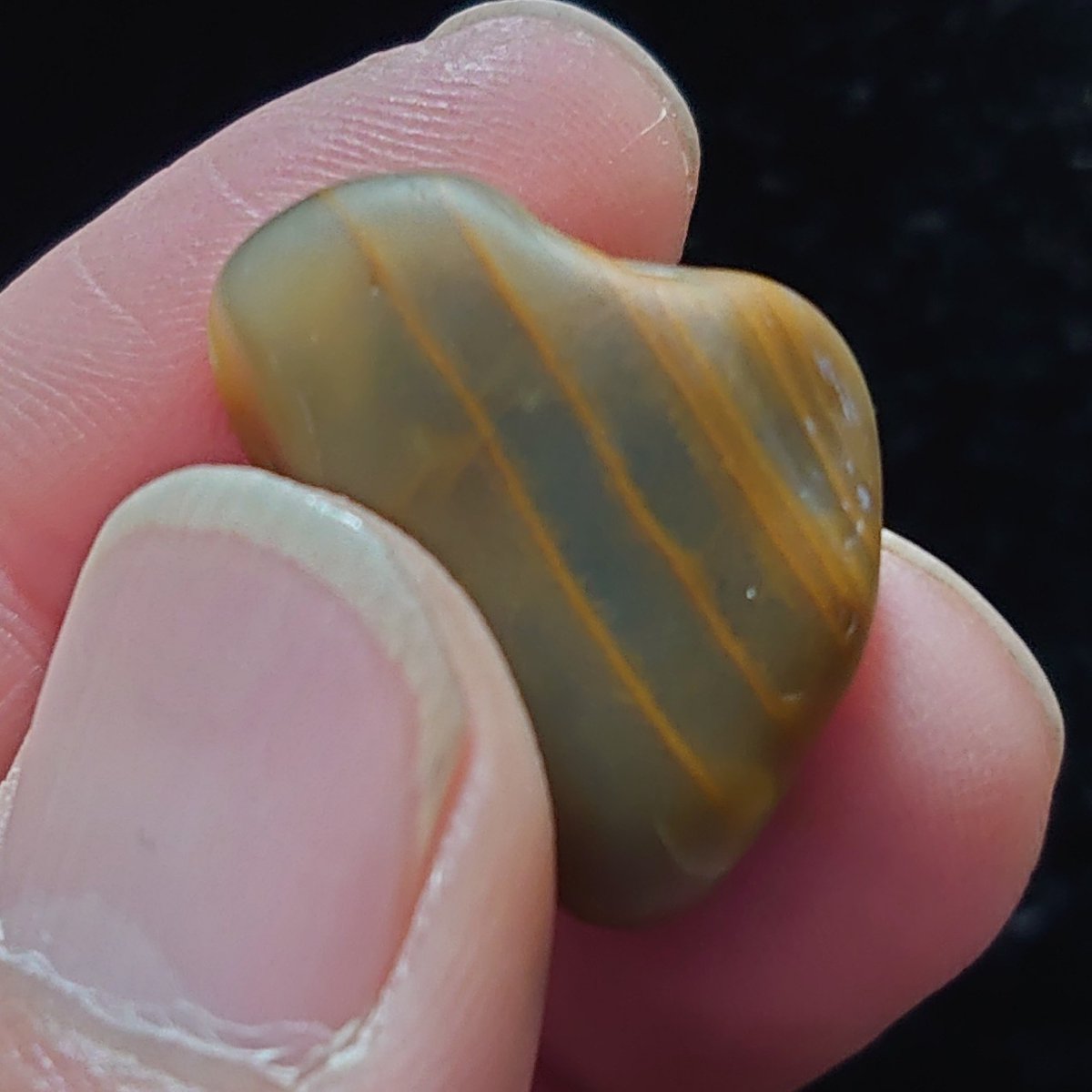 昨日拾った綺麗な黄色いラインの入った石。

#ビーチコーミング #石