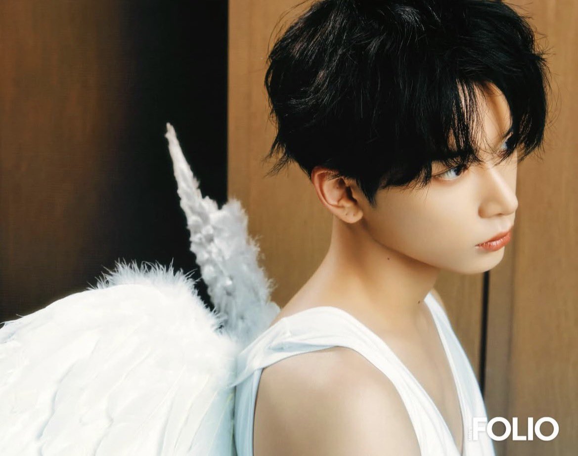 those wings are real btw he’s actually just an angel