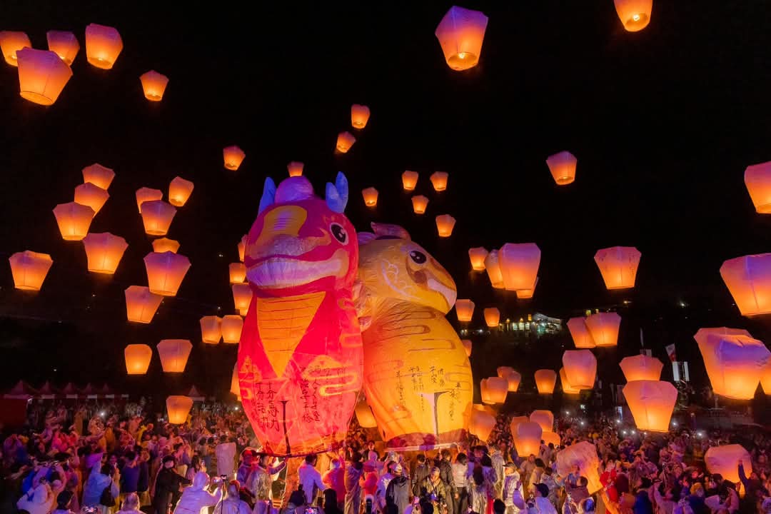 houyuih's tweet photo. Wishing everyone a Happy #LanternFestival with the most beautiful #Pingxi #sky #lanterns at #Shifen Sky Lantern Square! https://t.co/XshRqDvwbN