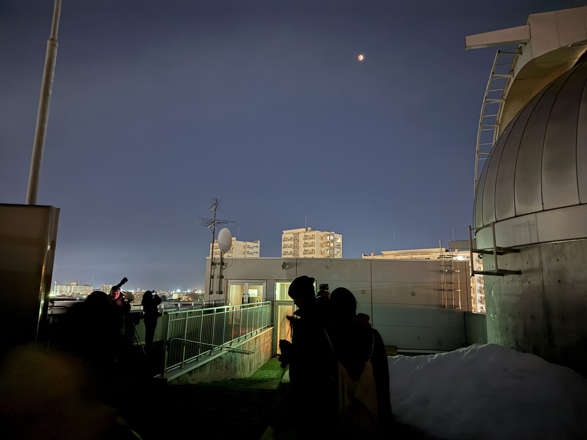 2026年3月3日🎎旭川は途中少し雲が出ましたが、皆既月食のほぼ一部始終見る事ができました。写真は皆既が終わる直前に撮ったものなので端の方が明るくなっていますが、今回の月食も赤黒いお月様を見ることができました。スマホではレグルスも同一視野の写真が撮れました⭐️