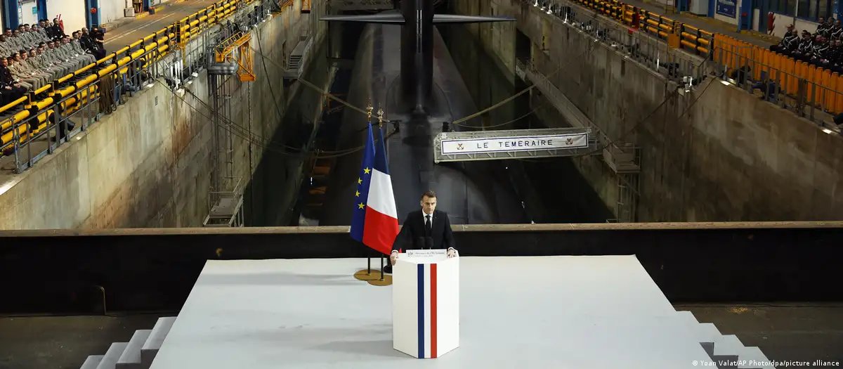 Macron presenta su arsenal "subido" sobre su nuevo submarino nuclear gigante. 

Todo parece un concurso a ver quién la tiene más grande (la ojiva nuclear).