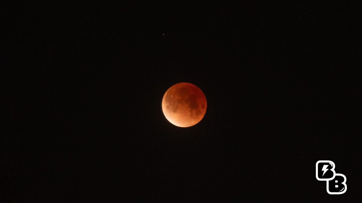 Blood moon. Fitting for everything going on in the world. 🤣😭