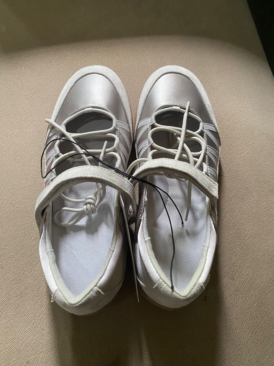 chenmeongg's tweet image. WTS READY STOCK

Brand New (with Tag) - GU Lace Up Ballet Sneaker

 - Silver
- Size L (24.5)

IDR 550K
- Shipping from Pontianak

#jastipjp #jastipgu
