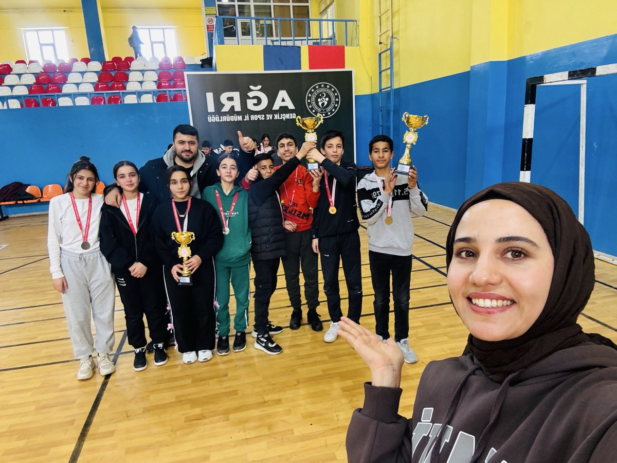Köy okulumuzun azimli, yüreği büyük öğrencileri Floor Curling’de Ağrı il birincisi oldu! 🏆
İmkân verildiğinde neler başarılabileceğini bir kez daha gösterdiniz.

Sizlerle gurur duyuyoruz evlatlarım…
Başarınız daim, yolunuz açık olsun ❤️
<a href="/OnderBozkurt_/">Önder BOZKURT</a> 
<a href="/hasan_kokrek/">Hasan Kökrek</a> 
<a href="/agrimem/">AĞRI MEM</a>
