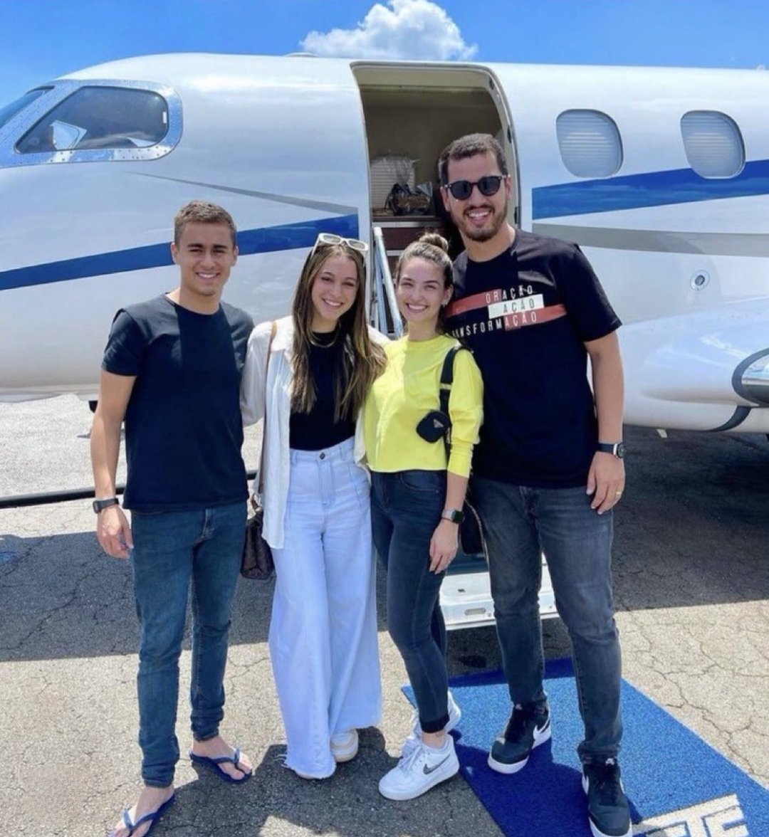 Simplesmente Nikolas Ferreira embarcando no jatinho de Daniel Vorcaro, do banco Master.

E de havaianas.