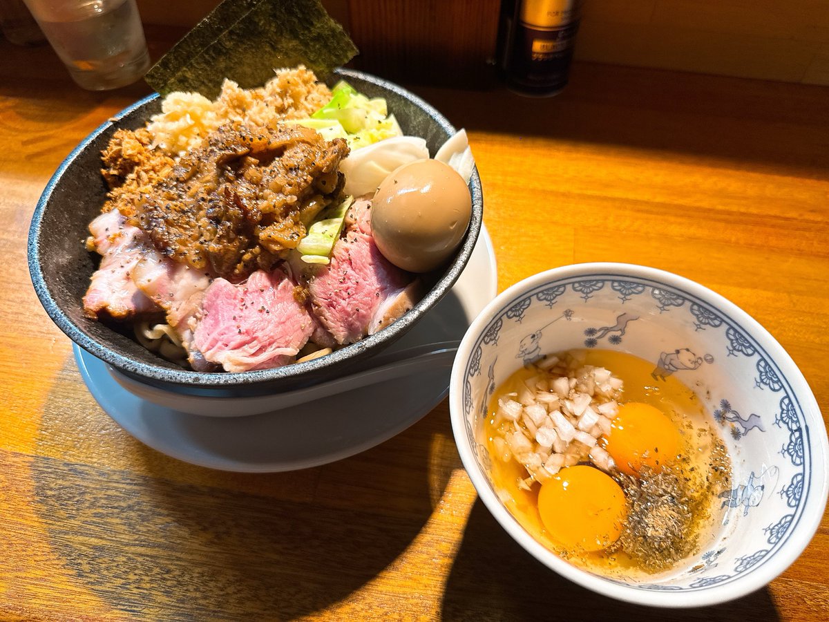 【先日の一杯】
ゲリラ限定 特製味付き生卵つけ麺＠まるつストア（読谷長浜）
いやこれは驚いた。
私的まるつ一ジャンクではないかと。
まぜ麺に卵を潜らせるほうがイメージ近いかも。
ニンニクと生姜のパンチが際立つ一杯。
でも、まるつらしい上品さも。
頭がバグる一杯。
旨い以上に、面白い。
