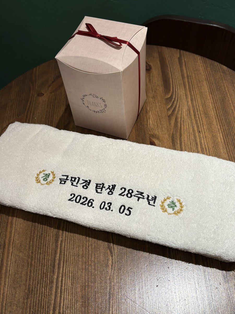 keummmsil's tweet photo. 특전 실물을 공개합니다!
☘️ 상시 특전 구성 : 엽서, 포토카드 2종 랜덤, 띠부씰 1종 랜덤

☘️ 선착 특전 구성 : 자수 수건 (5일 3명) / 필름 키링 (8일 3명)

• 특전을 원하실 경우, 주문 시 요청해 주세요. https://t.co/yNPXlRzPh9