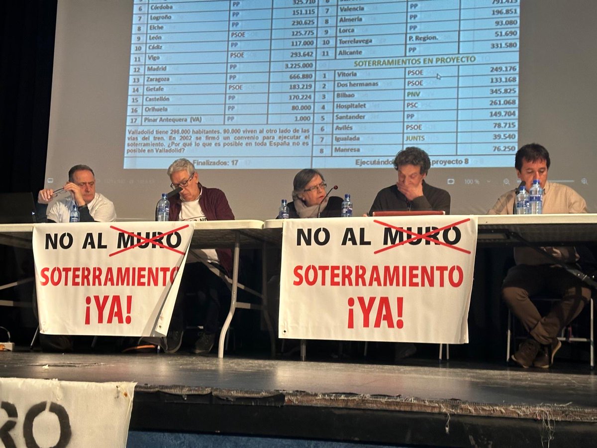 Otro éxito de convocatoria más. 
Gracias a todos los vecinos y vecinas que asistieron a  nuestro acto para conocer la verdad sobre el soterramiento en Valladolid.
Como siempre decimos, sois nuestra fuerza y nuestra esperanza. 🚇✅💪🏻