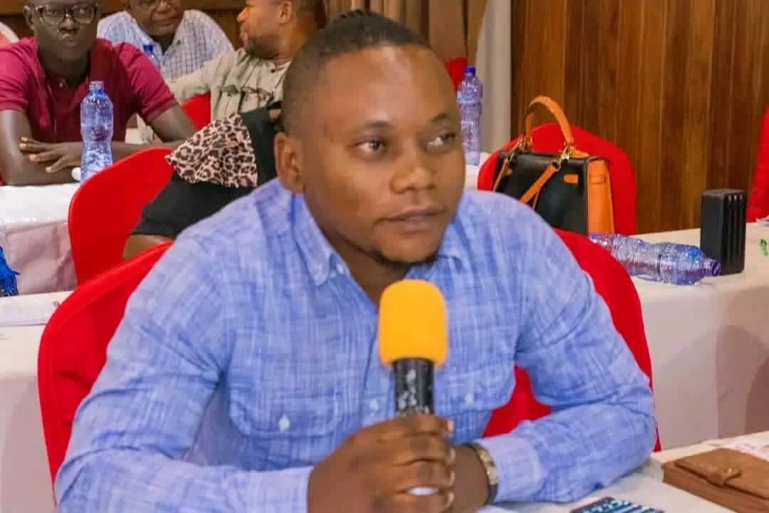 #Kisangani : Le journaliste <a href="/sergesindani01/">Serge Sindani</a>,  Directeur Général de Kis24 vient d'être arrêté à l'instant au bureau de Frivao à Kisangani par les éléments de l'ANR.