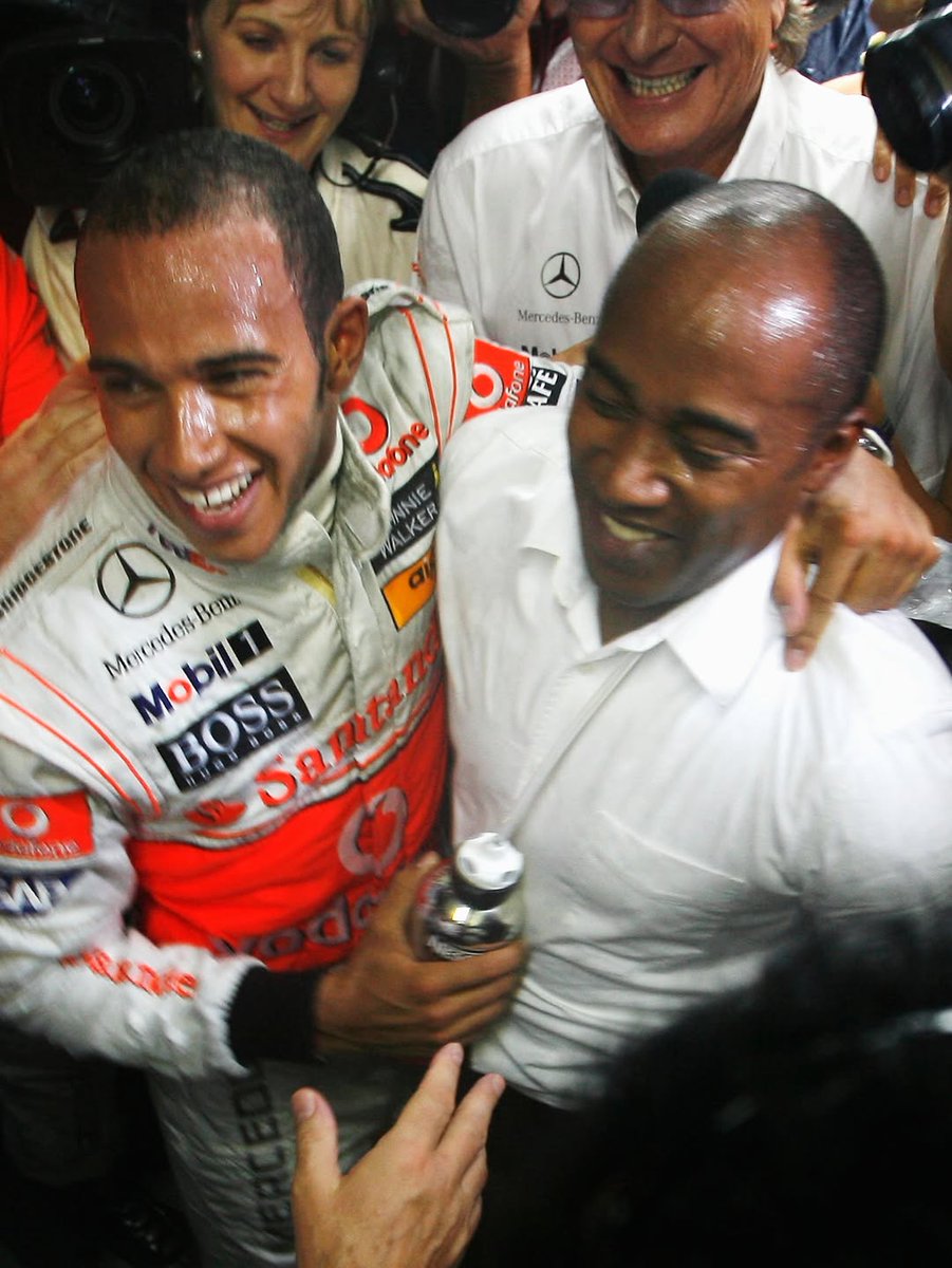 LH44NEWS's tweet photo. Lewis Hamilton celebra 20 anos de carreira na Fórmula 1 com um lindo post em seu Instagram. 🥹❤️

“20 temporadas como piloto de F1. É difícil até compreender a realidade desse número. Começou com um sonho. Um sonho que alguns chamaram de ridículo e disseram que nunca daria em nada. Apesar disso, o sonho nunca mudou, e eu nunca parei de persegui-lo. Um sonho precisa ser acompanhado de ação e, acima de tudo, crença. Uma crença que não se quebra, não importa o que joguem na sua cara ou o que você enfrente. Sempre haverá pessoas que duvidam de você, pessoas que tentam te bloquear, mas você nunca pode parar de lutar.

Vinte anos cheios de momentos incríveis e quedas brutais, com mais erros do que eu consigo contar. Mas esses erros tornaram a jornada ainda mais especial. Você tem o poder sobre o seu destino. Tudo o que você precisa para ter sucesso está dentro de você. Você vai precisar de ajuda ao longo do caminho, como eu precisei, mas essa faísca, esse fogo, já está dentro de você.

Sou eternamente grato pelas lições, pelos momentos silenciosos, pelo caos e pelas muitas pessoas que me ajudaram a perseguir e alcançar meus sonhos. Sou grato pelos que duvidaram e pelos que tentaram me derrubar também. Ainda estou aqui, 20 anos depois, ainda de pé, ainda determinado, ainda focado no sonho. Sem limites.”