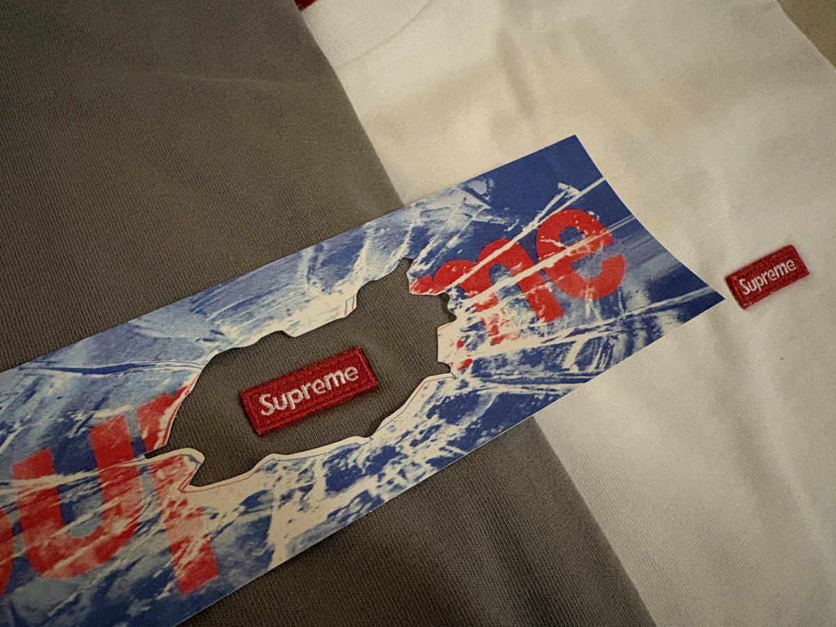 zozo___ozoz's tweet photo. Supreme ss26 week1
2026立ち上がりました。

・Small Box L/S Tee：White,Grey

海外の旅先で来てても問題ないロンT2枚を購入した土曜日の矢先、本当に悲しい。
早めの終戦を切に願います。

#supreme2026ss
#supreme
王冠👑欲しかった… https://t.co/viCzfSr8ba