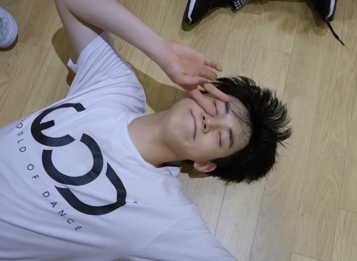 190303 📝 yeonjun’s last debut diary (d-1)

today is the last entry of my debut diary.
since it’s the last day i’m going to try writing a little more seriously...!
on the day i first wrote my debut diary, i wondered when i’d ever get to write my last one…it felt so far away and