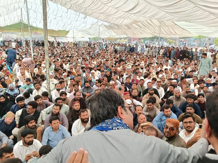 VOT_official_PU's tweet photo. تعلیم کوئی سڑک یا پل نہیں جسے ٹھیکے پر دے کر ذمہ داری پوری سمجھ لی جائے۔ یہ نسلوں کی تعمیر کا عمل ہے۔ جب سرکاری اسکول نجی ہاتھوں میں جائیں گے تو ترجیح معیار نہیں، لاگت اور منافع بن جائے گا۔ نتیجہ یہ ہوگا کہ غریب کا بچہ مزید پیچھے چلا جائے گا اور طبقاتی خلیج گہری ہو جائے گی۔ https://t.co/eN5GlD4ZlD