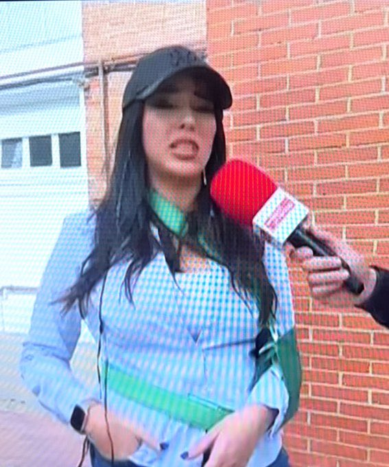 MediterraneoDGT's tweet photo. Sarah Santaolalla se equivoca y aparece con los dos brazos rotos después de la "brutal" agresión de @vitoquiles https://t.co/lgfcRLM4BO