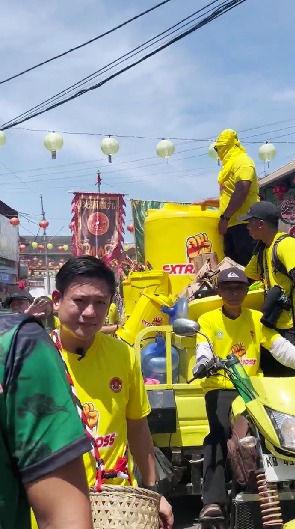xiaohui0610's tweet photo. Dari pagi udah kerasa kalau hari ini bakal spesial, Energi Extra Joss nya beda 🔥 #CapGoMehSingkawang #CapGoMehExtraJoss https://t.co/UlGGMd67d7