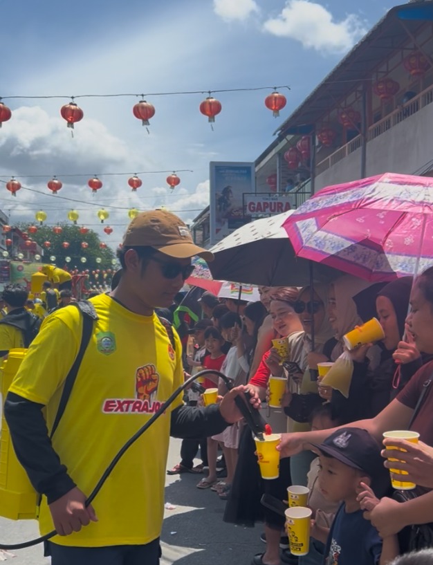xiaohui0610's tweet photo. Tatung lewat, semua langsung auto hening tapi auranya tetap Energi Extra Joss #CapGoMehSingkawang #CapGoMehExtraJoss https://t.co/dpAbQXqM3o