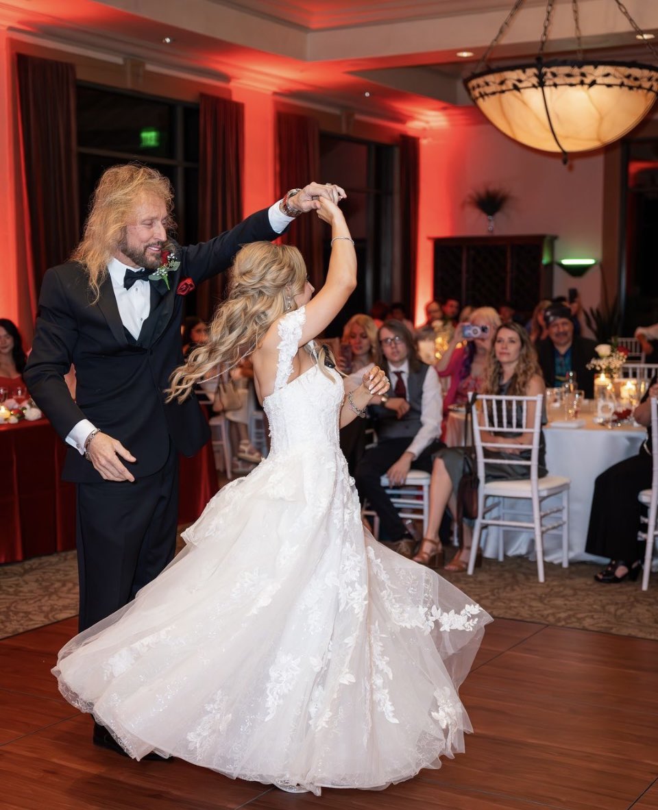 linklove's tweet image. Robertは今でもイケメンです💕
そして、とっても紳士で、素敵なパパです🥰
#stryper 
#RobertSweet