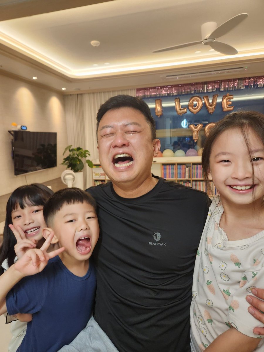 sjcpapa's tweet photo. 나는 재작년 8월 40살의 나이로 퇴사했다

LG전자에서 15년간 개발자로 일했고
제2의 인생을 살기위해 퇴사를 결심했다

퇴사날 가족들의 서프라이즈 이벤트에 펑펑울며 성공적인 삶을 살겠다 다짐했다

그 뒤로 1년 반동안 수많은 일들을 겪었고
이제 터닝포인트다! 성공을 향해 올라가자!!! https://t.co/9h6aiBawp0
