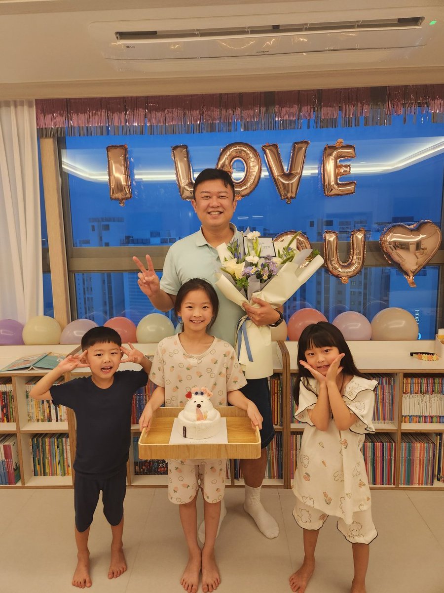 sjcpapa's tweet photo. 나는 재작년 8월 40살의 나이로 퇴사했다

LG전자에서 15년간 개발자로 일했고
제2의 인생을 살기위해 퇴사를 결심했다

퇴사날 가족들의 서프라이즈 이벤트에 펑펑울며 성공적인 삶을 살겠다 다짐했다

그 뒤로 1년 반동안 수많은 일들을 겪었고
이제 터닝포인트다! 성공을 향해 올라가자!!! https://t.co/9h6aiBawp0
