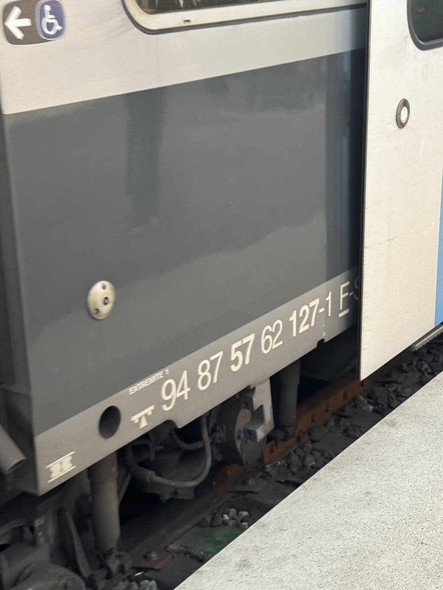 RamkiSmi's tweet photo. @LIGNER_SNCF Ce wagon là https://t.co/NMnCbEOovz