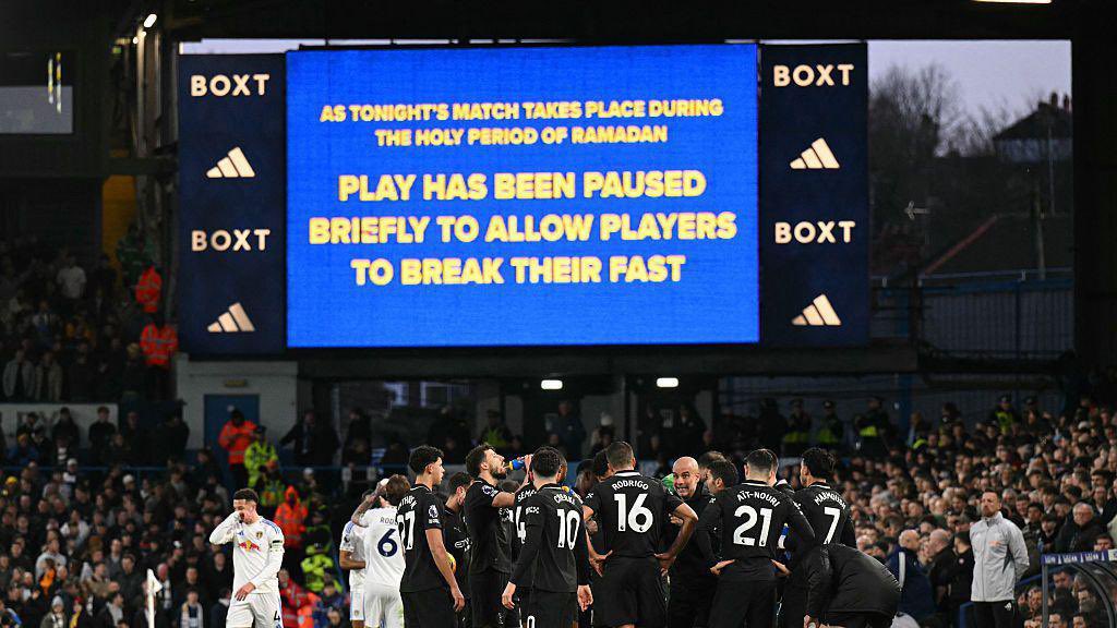 benheather's tweet photo. My take on the booing by #LUFC fans during a break in play to end fasts after seeing us slated by many

Did I agree with the booing - No

Did it look good - No

But when Im at ER, do I watch the screen for in game messages - No

Let the fans know before &amp; it wouldn’t happen. https://t.co/DwR8q7EiCw