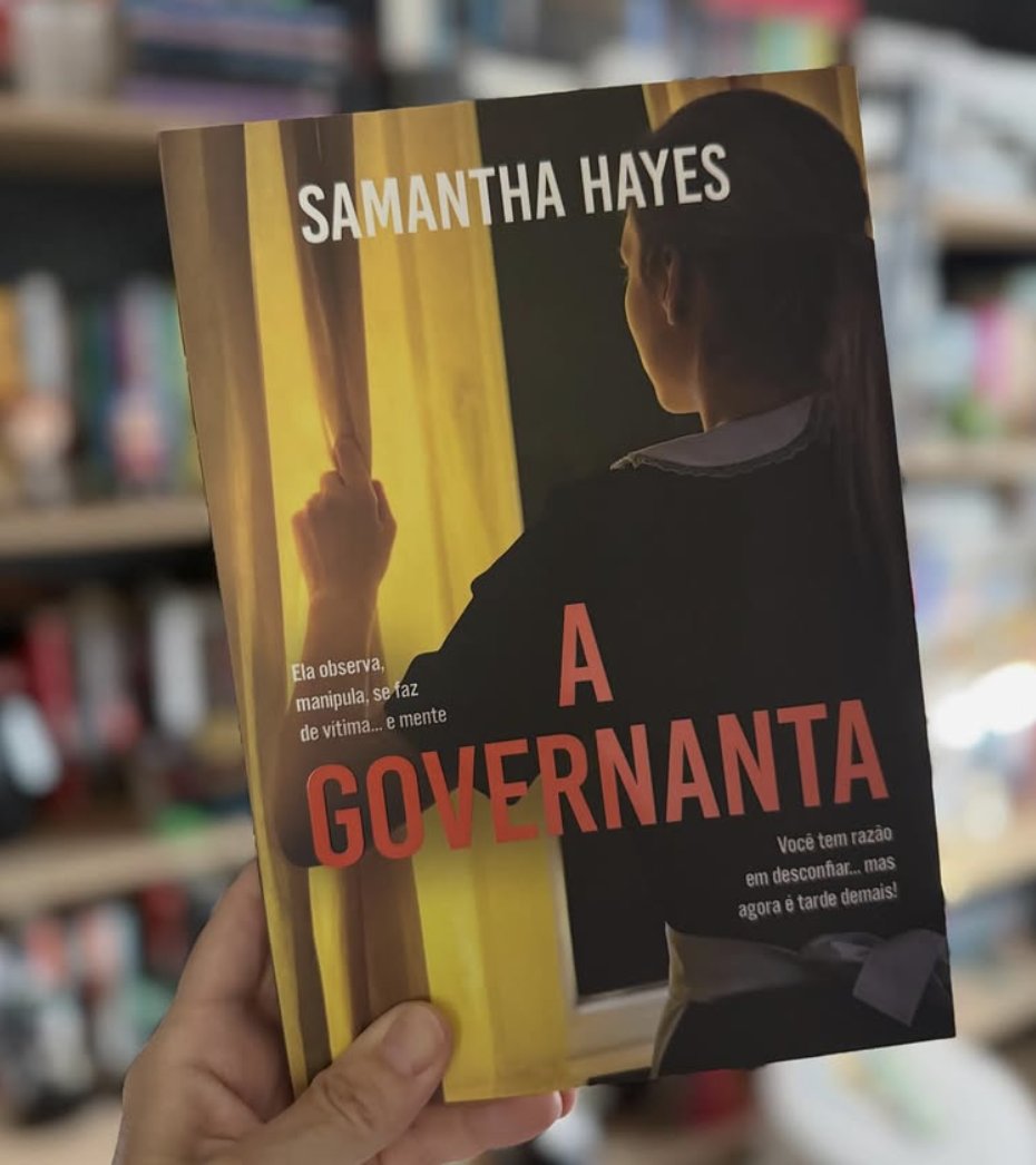gramaturaalta's tweet photo. A GOVERNANTA — ENTRE O IMPACTO E A COERÊNCIA

“A Governanta” é um thriller doméstico centrado em dinâmicas familiares, memória, culpa e manipulação psicológica. A narrativa acompanha Gina, que, após um incêndio destruir sua casa, muda-se temporariamente com o marido, Matt, e os filhos para a residência de Annie, amiga de longa data.

É nesse ambiente provisório e já fragilizado que surge Mary, apresentada como governanta, cuja presença passa, aos poucos, a alterar o equilíbrio da casa. A trama articula passado e presente para estabelecer conexões entre eventos da juventude das personagens e os conflitos atuais, sugerindo que nada do que acontece ali é totalmente novo ou isolado.

Leia a resenha completa:
https://t.co/pt19Et6CAB

AUTORA: Samantha Hayes • TRADUÇÃO: Jacqueline Damásio Valpassos • EDITORA: @EditoraJangada  • 2025 • PÁGINAS: 368