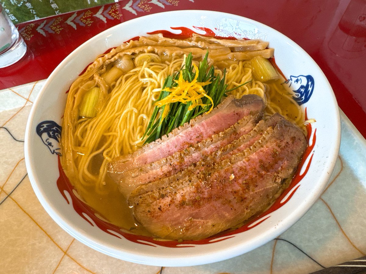 【昨日の一杯】
期間限定 鴨ラーメン 大盛＠麻婆食堂 福笑い（宜野湾大山）
シンプルだがめっちゃ良い。
鴨と葱の相性は言わずもがな、鴨チャーシューに振られた山椒の仕事が絶妙。韮と柚子皮もまた素晴らしきアクセント。
スープ自体の優しさももちろんだが、変化がとても楽しい一杯。
旨いっ！