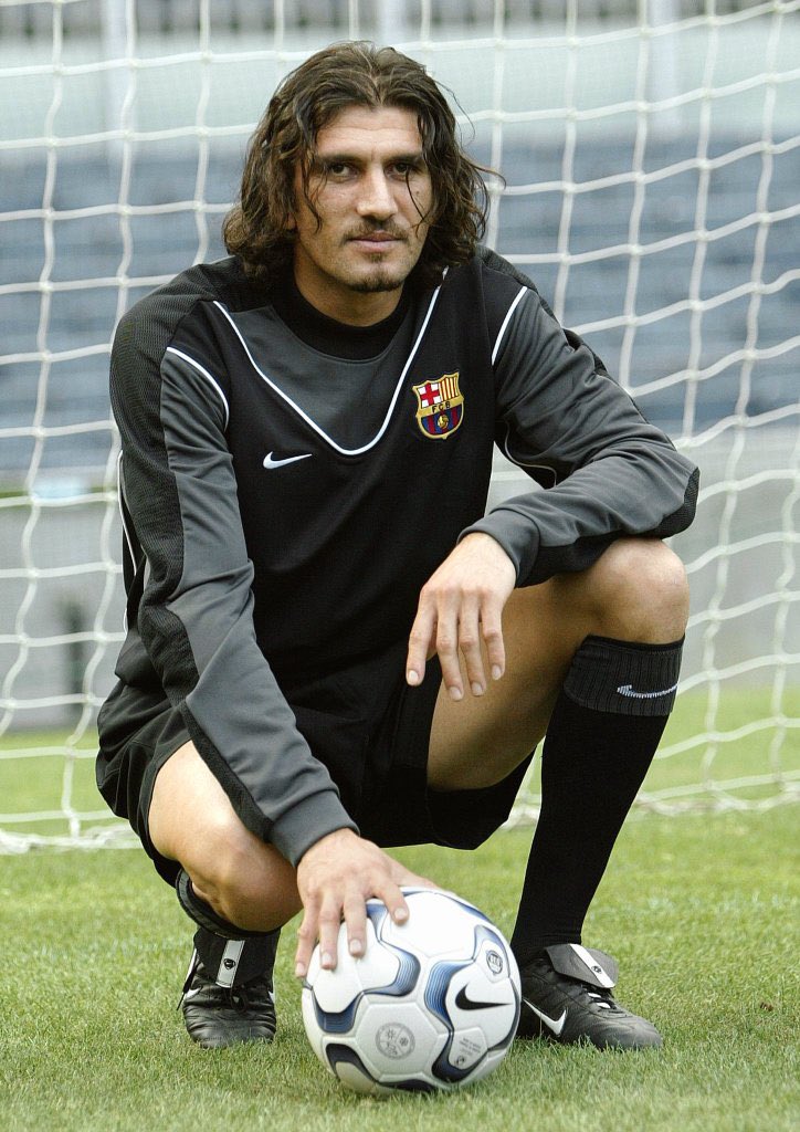 Kiper yang ikonik di Piala Dunia 2002.

Tanda hitam di bawah kedua matanya masih diingat fans sepakbola hingga kini.

Bawa Turki jd peringkat 3. Bikin 36 penyelamatan sepanjang turnamen.

Ditransfer oleh Barcelona kemudian.

Siapa dia?
