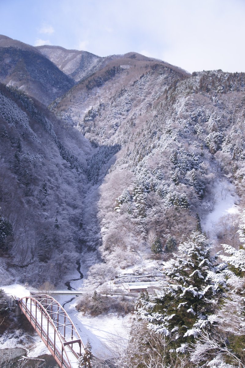 「東京も山梨との県境あたりまでくればこれくらい積もることもあるんですねぇ」|しろのイラスト