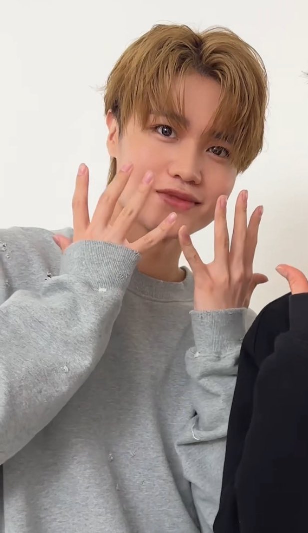 Fuunya040223's tweet photo. 風雅、名札の針で色んなとこに穴あいちゃったみたいな服着ててヤバい、かわいい https://t.co/f3eYIbCSwi